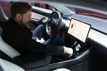 特斯拉软件新版本允许开车时玩视频游戏遭美监管部门调查